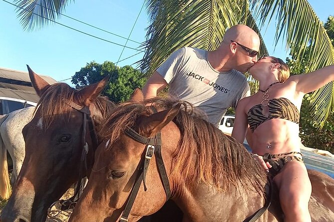 2 Hour Horseback Riding Sunset Tour with Dore's Riding Stable - Meeting Delwin and choosing your horse