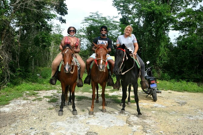 Bayahíbe Horseback Riding & River swimmig - Cooling off in the Chavón River