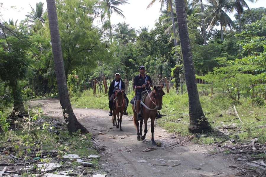 Beach horse back riding with countryside - What to wear and bring for a dusty beach ride