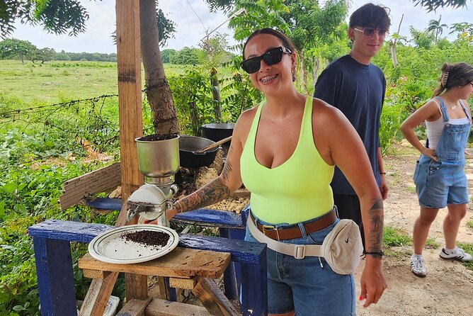 Buggy, horse and plantation ranch - Making coffee the Dominican way