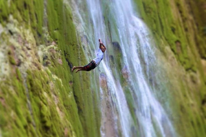 El Limón waterfalls Tour (horse riding & swimming) with lunch - From the main road to the Limón River