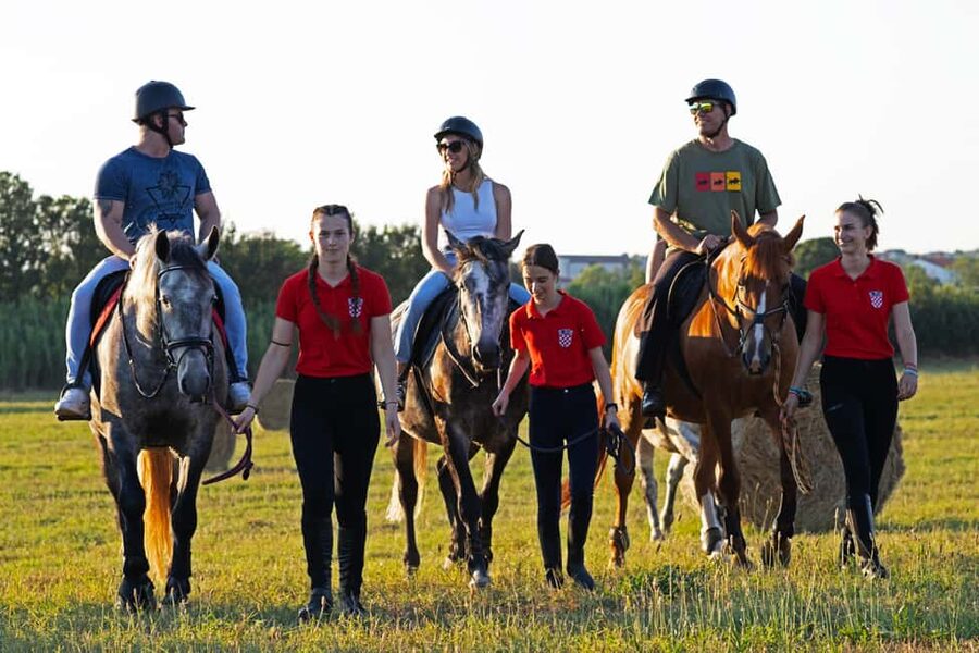 Fazana: Sunset 1-hour Horse Riding in Nature with Guide - What the guides do for nervous riders