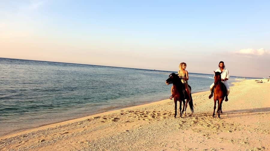 Gili Meno: 1-Hour Beginner Horse Riding Experience - Local boats and the everyday side of Gili Meno