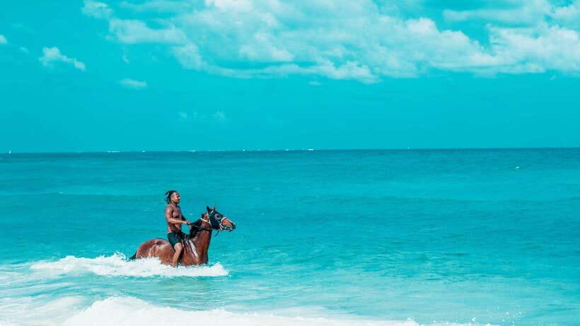 Gili Trawangan: Beach Horseback Riding with Pickup Hotel - Photos without carrying a camera crew