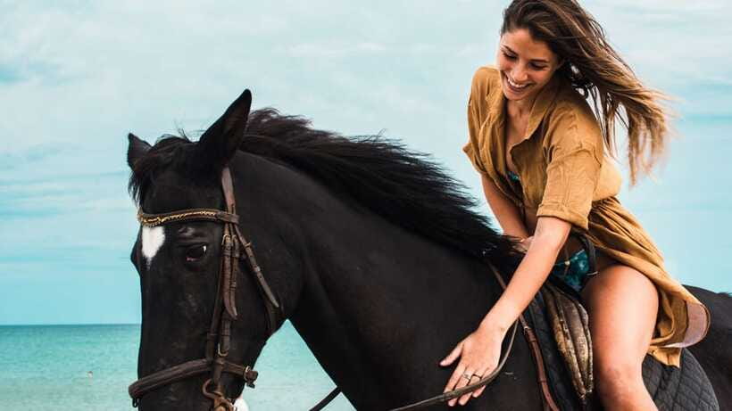 Gili Trawangan: Beach Horseback Riding with Pickup Hotel - What the $45 price really covers