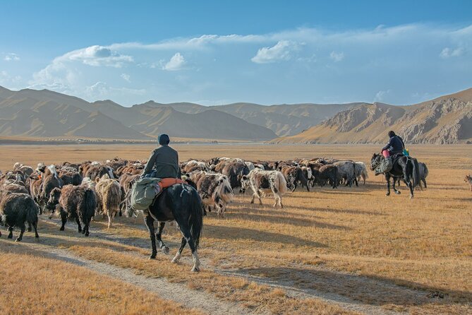 Horse Trek to Kel Suu Lake - Day 5: Reaching the turquoise waters of Kel-Suu