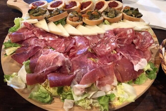 Horseback ride and gourmet cuisine in a historic food shop - A proper Tuscan lunch after the ride