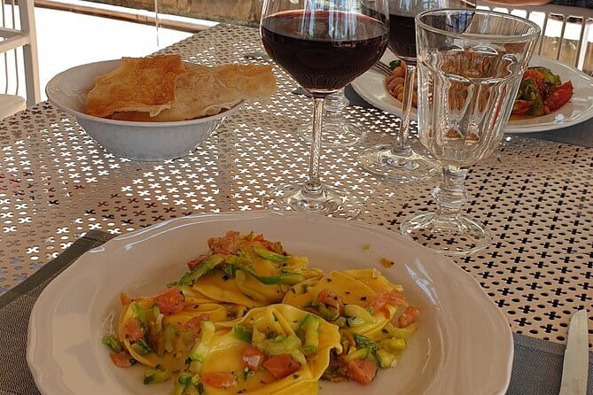 Horseback ride and gourmet cuisine in a historic food shop - One hour among vineyards and cypress trees