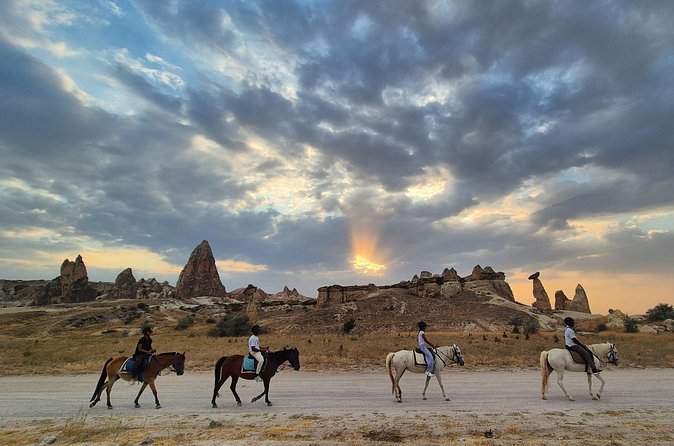 Horseback Ride in Göreme Valleys Cappadocia 2 hours - Güllüdere Valley and its pink rock