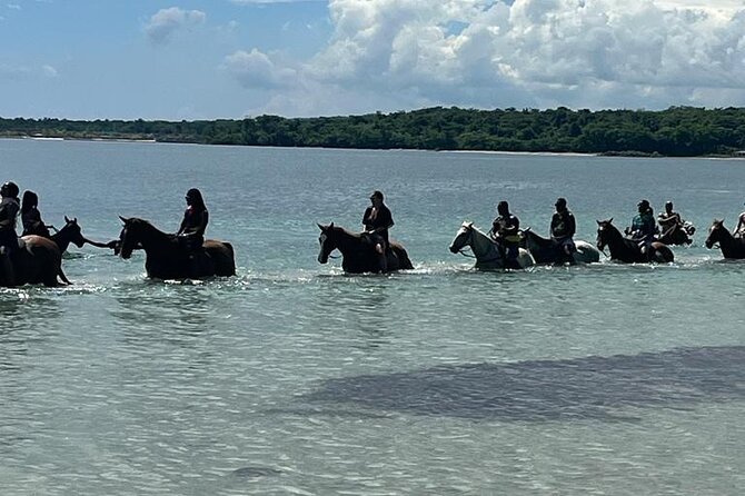 Horseback Riding in the Ocean from Ocho Rios & Runaway Bay - The five-minute ride to the beach