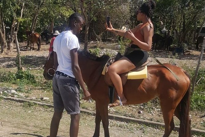 Hour Horseback Riding Guided Tour from Runaway Bay - What the guides add to the day