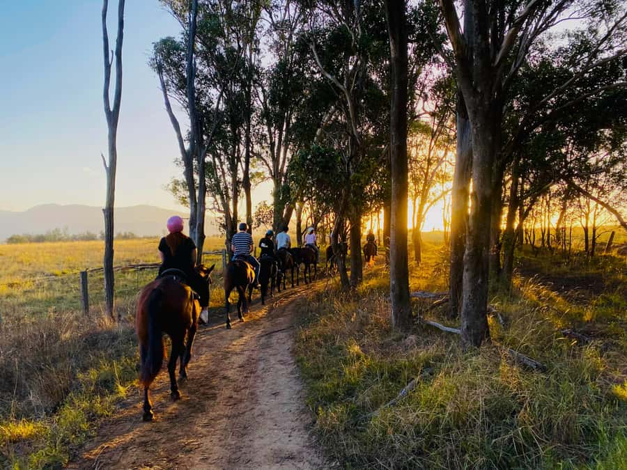 Hunter Valley: Sunset Horse Riding Tour 90min - Sunset over the Broken Back Range