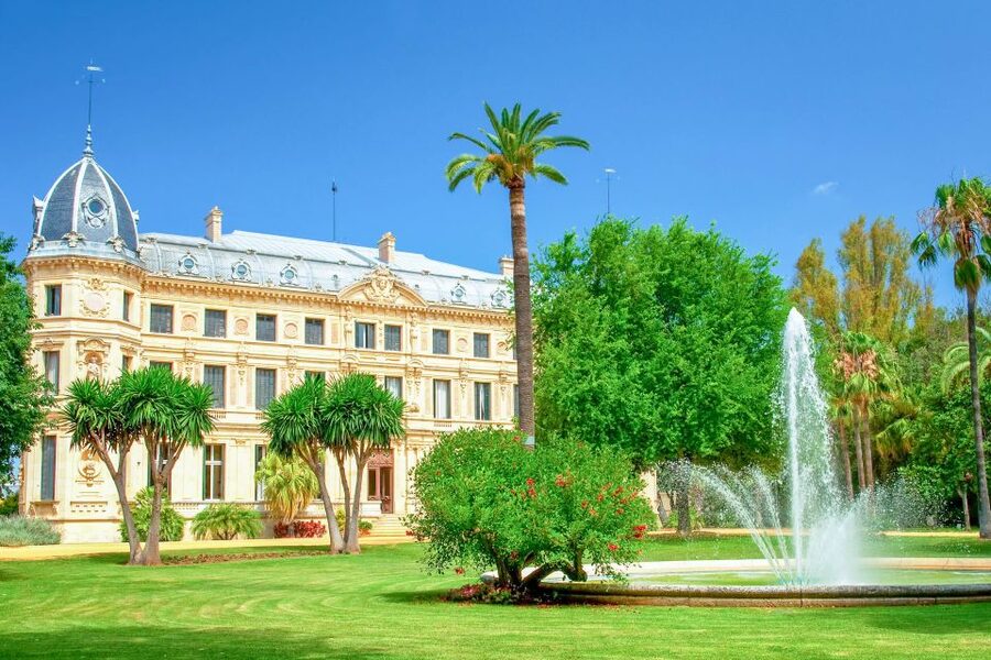 Jerez: Royal Andalusian School of Equestrian Art Admission - Enter the working stables and central tack room