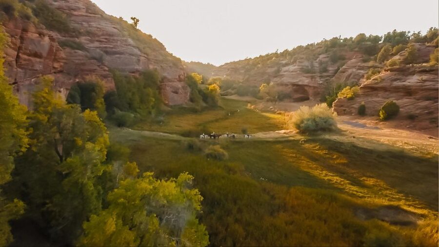 Kanab: Cave Lakes Canyon Horseback Riding Experience - Meadows, lakes, and red rock walls