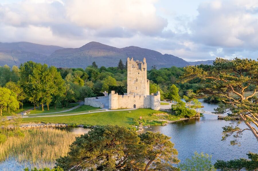 Killarney: Gap of Dunloe Pony, Trap & Traditional Boat Tour - Three lakes by traditional open boat