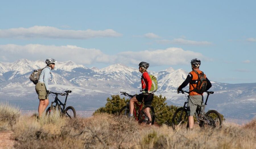 Moab: Dead Horse Point Singletrack Mountain Biking Tour - Setting up with the included bike and gear