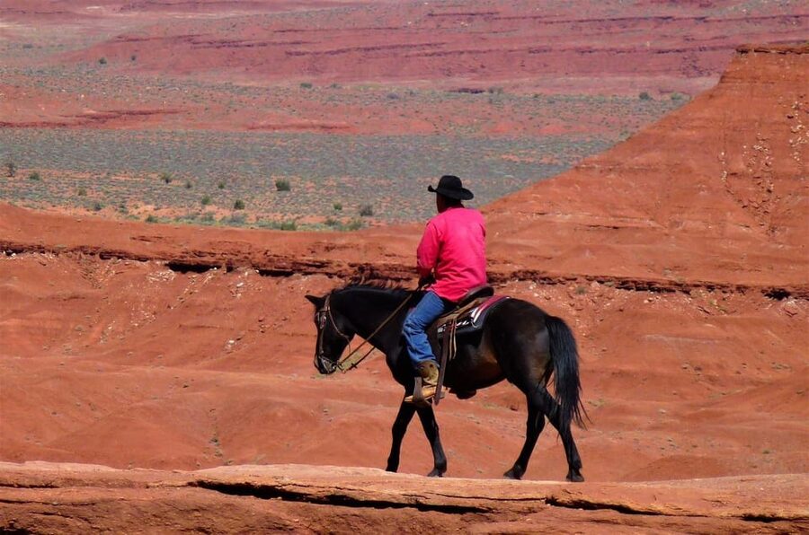 Monument Valley: Horseback Adventure Tour - The trail to Eagle Mesa and the Mittens
