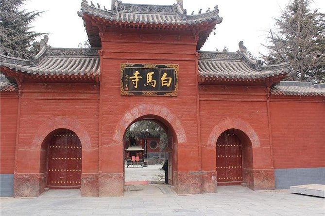 Private Luoyang Day Tour: Longmen Grottoes and White Horse Temple - Lunch between the two historic sites