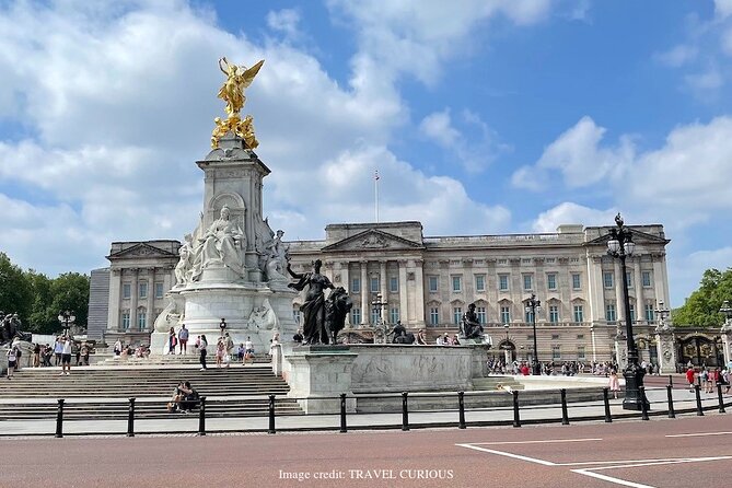 Royal London: Private Half-Day Tour with Horse Guards Parade - Finishing among the monuments of Trafalgar Square
