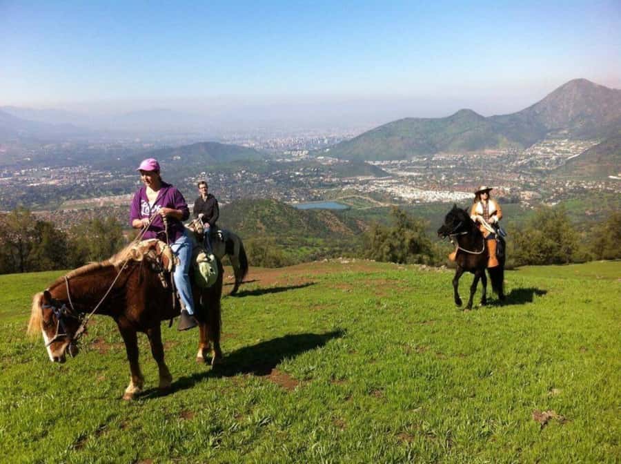 Santiago: Private Andes Foothills Horseback Riding. Half day - Meeting the arrieros and seeing rural Chile
