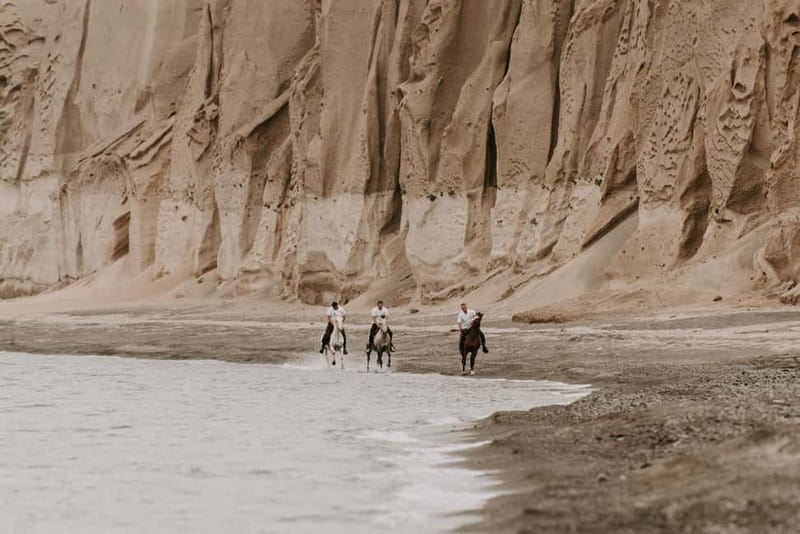 Santorini: Extreme Horse Safari with Beach Gallop - How the western saddle affects English riders