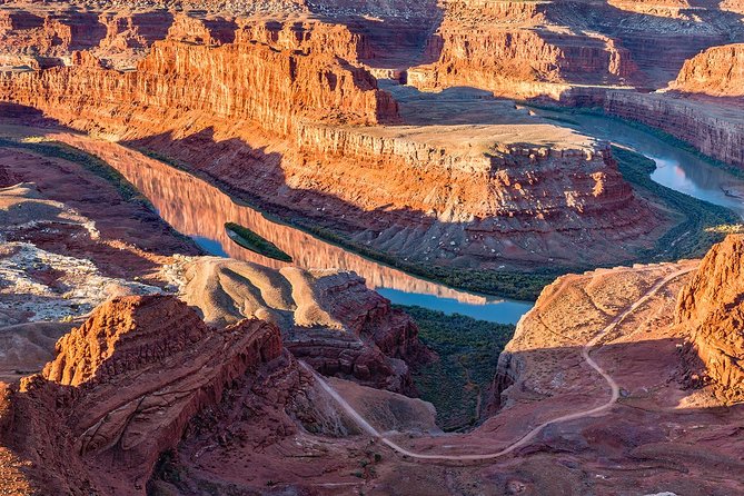 Sunrise photography in Dead Horse Point and Canyonlands National Park - Why sunrise works so well around Moab