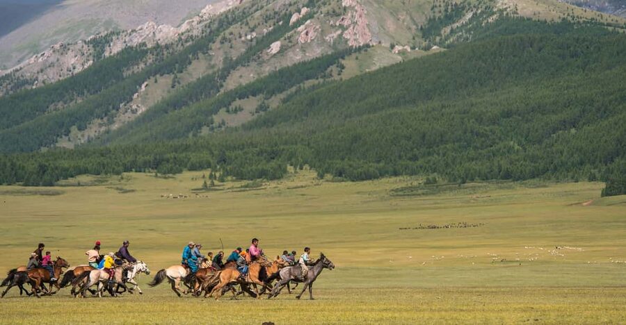 Terelj National Park: Tour with horse riding and hiking - Meeting a nomadic family