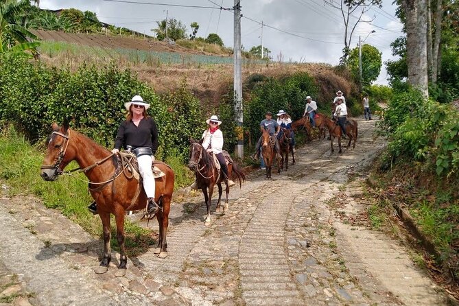 Tour Cabalgata - Riding out from Medellín toward Llano Grande