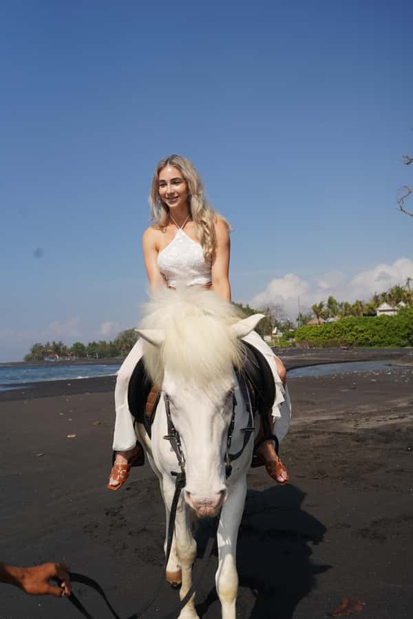 Ubud: 1 Hour Beach Horse Riding with Transfer - Riding from Ubud to the black-sand beach