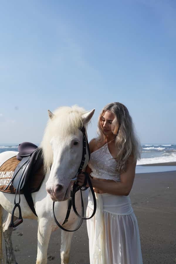 Ubud: 1 Hour Beach Horse Riding with Transfer - Meeting your horse at the stables