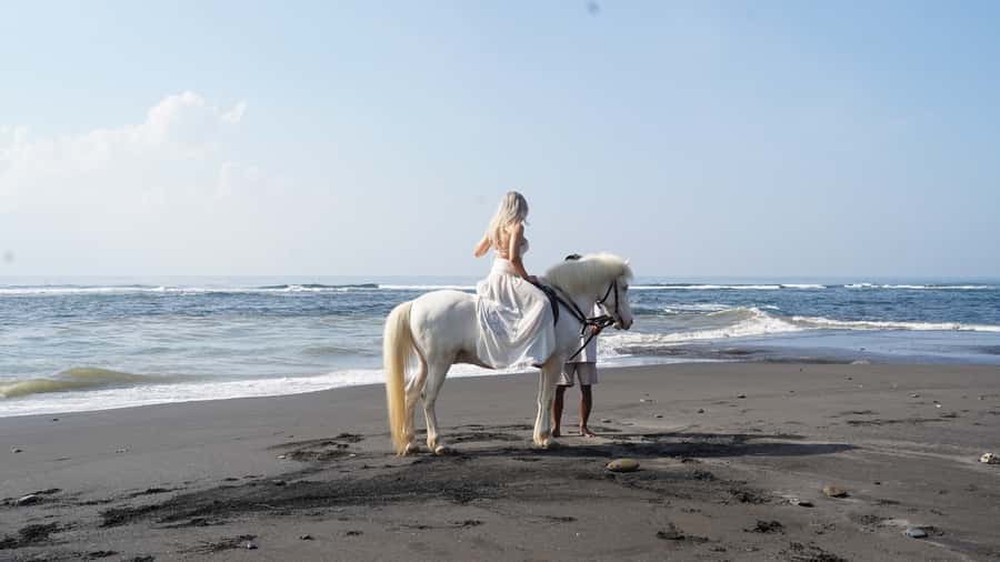 Ubud: 1 Hour Beach Horse Riding with Transfer - Photo time on the beach