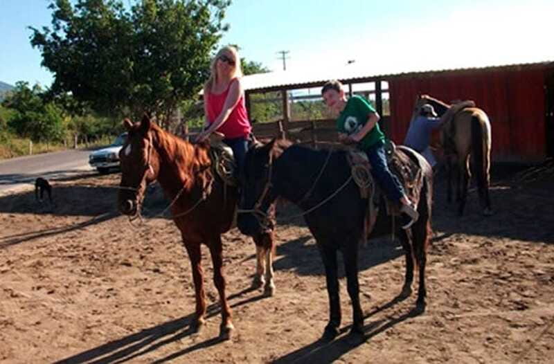 Zihuatanejo: Horseback Riding on the Beach - The optional country lunch at the beach